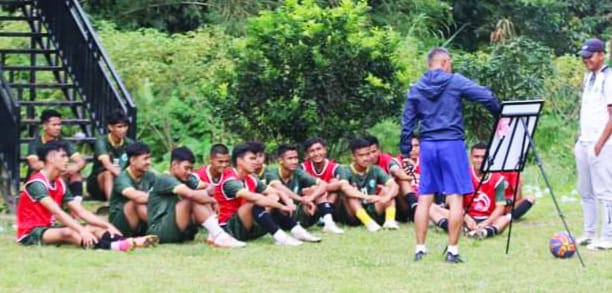 Skuad PSPP Padang Panjang saat dengarkan arahan dari pelatih Apri Giri, Rabu (29/11/2023) dilapangan Gunuang Sejati, Gantiang Gunuang.